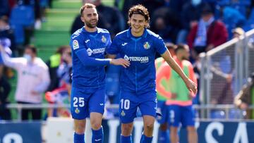 Borja Mayoral se abraza con Ünal tras marcar el gol que dio la victoria al Getafe.