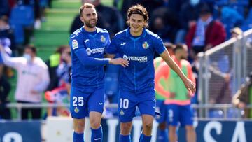 Borja Mayoral se abraza con &Uuml;nal tras marcar el gol que dio la victoria al Getafe.