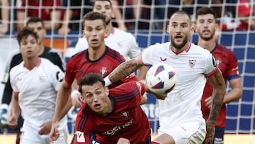 PAMPLONA, 23/09/2023.- El delantero croata del Osasuna Ante Budimir (i) trata de recuperar el balón ante el defensa serbio del Sevilla Nemanja Gudelj (d) durante el encuentro de la jornada 6 de LaLiga entre CA Osasuna y Sevilla FC celebrado este sábado en el estadio El Sadar de Pamplona. EFE/ Jesús Diges