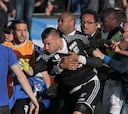 Ultras del Bastia saltan al campo y atacan a jugadores del Lyon