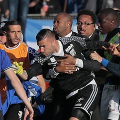 Ultras del Bastia saltan al campo y atacan a la plantilla del Lyon
