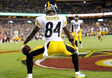 Antonio Brown es en la actualidad una de esas super estrellas que dan espectáculo más allá del deporte. Sus peinados y celebraciones son más que conocidos, cómo este `twerking´.