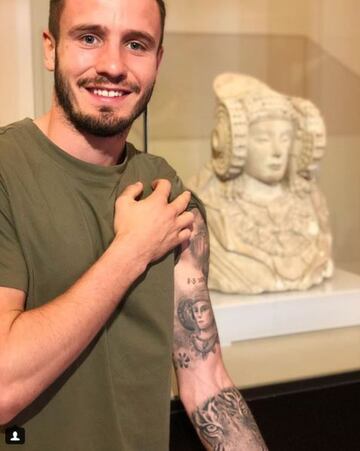 Saúl lleva varios tatuajes, como el de la imagen, la Dama de Elche.