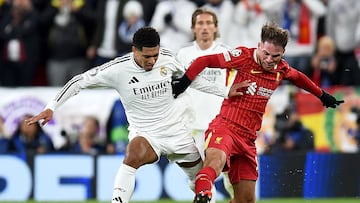Liverpool (United Kingdom), 27/11/2024.- Alexis Mac Allister (R) of Liverpool in action against Jude Bellingham of Real Madrid during the UEFA Champions League match between Liverpool and Real Madrid in Liverpool, Britain, 27 November 2024. (Liga de Campeones, Reino Unido) EFE/EPA/PETER POWELL