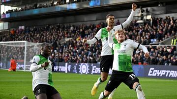 London (United Kingdom), 09/12/2023.- Harvey Elliott (R) of Liverpool celebrates with teammates after scoring his team's second goal during the English Premier League match between Crystal Palace and Liverpool in London, Britain, 09 December 2023. (Reino Unido, Londres) EFE/EPA/DANIEL HAMBURY EDITORIAL USE ONLY. No use with unauthorized audio, video, data, fixture lists, club/league logos, 'live' services or NFTs. Online in-match use limited to 120 images, no video emulation. No use in betting, games or single club/league/player publications.
