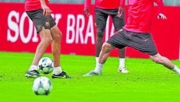 <b>EL FOCO DE ATENCIÓN. </b>Leo Messi estará hoy, salvo sorpresa, en el banquillo pero ayer acaparó los flashes de los fotógrafos que cubrieron el entrenamiento del Barça en el Allianz Arena de Múnich. Sus compañeros, tal y como se ve en la foto, también le prestan especial atención.