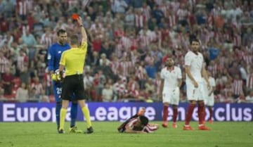 El árbitro Hernández Hernández expulsó a Sirigu por agredir a Aduriz.