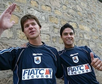 Mikel Arteta y Xabi Alonso, durante la pretemporada 2004-05 en la Real Sociedad.