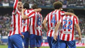 <b>CELEBRACIÓN. </b>Los jugadores del Atlético celebraron juntos los goles colchoneros. En la imagen Arda levanta la mano para animar a la grada del Calderón.