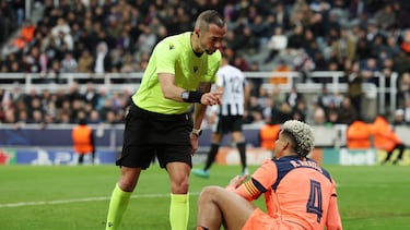 Ronald Araújo, en el partido de Newcastle.