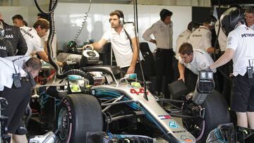 Hamilton en el box de Mercedes.