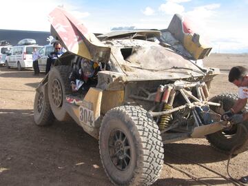 Carlos Sainz se ve obligado a abandonar el Rally Dakar en la cuarta etapa tras salirse en una curva y caer por un barranco con su Peugeot. 