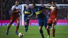 BUENOS AIRES, ARGENTINA - MAY 19:  Dario Benedetto of Boca Juniors fights for the ball with Miguel Torren of Argentinos Juniors during a first leg semifinal match between Argentinos Juniors and Boca Juniors as part of Copa de la Superliga 2019 at Estadio Autocredito Diego Armando Maradona on May 19, 2019 in Buenos Aires, Argentina. (Photo by Marcelo Endelli/Getty Images)