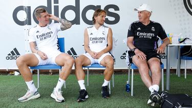 Kroos y Modric hablan con Ancelotti en un momento de la pretemporada del Real Madrid.