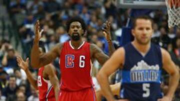 DeAndre Jordan, durante el partido en Dallas. JJ Barea, en primera plana.