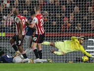 Soccer Football - Premier League - Brentford v Arsenal - GTech Community Stadium, London, Britain - February 12, 2026 Arsenal's David Raya in action as he makes a save from Brentford's Igor Thiago Action Images via Reuters/Paul Childs EDITORIAL USE ONLY. NO USE WITH UNAUTHORIZED AUDIO, VIDEO, DATA, FIXTURE LISTS, CLUB/LEAGUE LOGOS OR 'LIVE' SERVICES. ONLINE IN-MATCH USE LIMITED TO 120 IMAGES, NO VIDEO EMULATION. NO USE IN BETTING, GAMES OR SINGLE CLUB/LEAGUE/PLAYER PUBLICATIONS. PLEASE CONTACT YOUR ACCOUNT REPRESENTATIVE FOR FURTHER DETAILS..