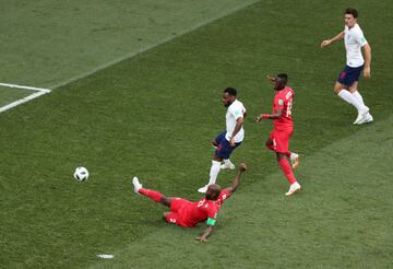 Felipe Baloy se adelanta a Danny Rose y anota el primer gol de la historia de Panamá en los mundiales.