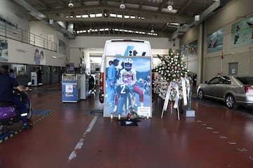 Homenaje de los trabajadores de la ITV Angel Nieto, en el distrito de Vallecas en Madrid.