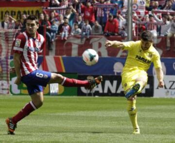 GRA124. MADRID, 05/04/2014.- El centrocampista del Atlético de Madrid "Koke" Resurrección (i) disputa un balón con el centrocampista del Villarreal Bruno Soriano (d).