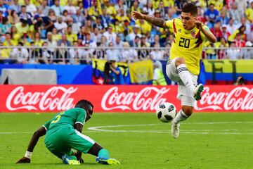 Juan Quintero sobrepasa al volante de Senegal, Idrissa Gana Gueye, durante el partido Senegal-Colombia, del Grupo H del Mundial de Fútbol de Rusia 2018, en el Samara Arena de Samara, Rusia, hoy 28 de junio de 2018