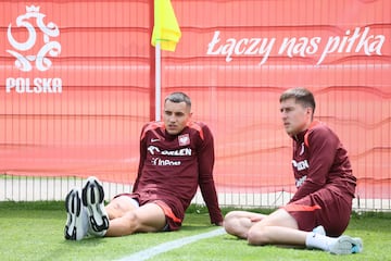 Hanover (Germany), 17/06/2024.- Polish national team players Jakub Kiwior (L) and Taras Romanczuk (R) during the team's training session in Hanover, Germany, 17 June 2024. Poland will play their second match at the UEFA EURO 2024 against Austria on 21 June 2024. (Alemania, Polonia) EFE/EPA/LESZEK SZYMANSKI POLAND OUT
