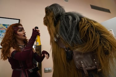 Detalles que marcan la diferencia: retoques finales en un disfraz durante la Comic Con de Málaga.