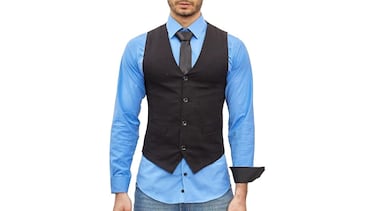 El set de chaleco, camisa y corbata para hombre que se ha convertido en un ‘look’ obligado en estas fiestas navideñas