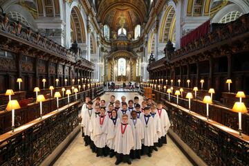 Los coristas del coro de San Pablo, incluidas ni?as por primera vez en 900 a?os de historia, ensayan para los servicios navide?os en la Catedral de San Pablo, en Londres.