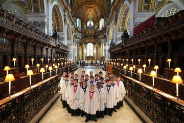 Los coristas del coro de San Pablo, incluidas ni?as por primera vez en 900 a?os de historia, ensayan para los servicios navide?os en la Catedral de San Pablo, en Londres. 