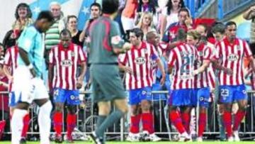 <b>CELEBRACIÓN. </b>El once rojiblanco casi al completo felicita a Forlán tras el gol marcado al Almería.
