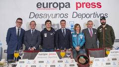 May Peus, Paula Fern&aacute;ndez Ochoa, Regino Hern&aacute;ndez y Juan del Campo posan durante los Desayunos Deportivos de Europa Press.