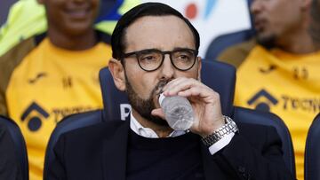 Bordalás sentado, Ángel de pie y Setién tumbado