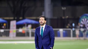 Benjamín Mora, director técnico mexicano, en un partido del York United en la Canadian Premier League.