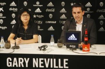 La presentación de Gary Neville ha tenido gran repercusión mediática. Con Lay Hoon.