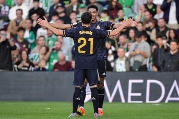 Bellingham y Brahim celebran el 0-1.