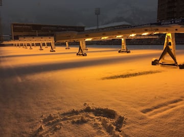 La nieve tiñe de blanco los estadios del fútbol español