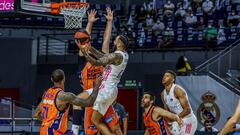 GRAF7592. VALENCIA, 10/06/2021.- El alero sueco del Real Madrid Jeffery Taylor (c) intenta anotar ante varios rivalles del Valencia Basket durante el tercer partido del playoff de semifinales de la Liga Endesa que se disputa este jueves en el Wizink Center de Madrid. EFE/ JuanJo Martin