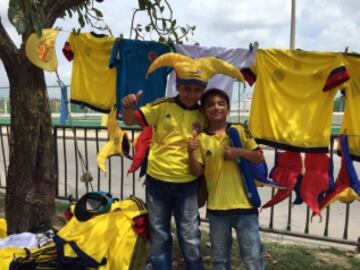 En la afueras del Metro ya se vive la fiesta de la Selección