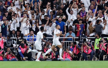 Mbapp celebra su gol al Barcelona, en la final.