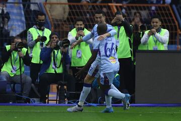 Cristiano Ronaldo celebra con Saud Abdulhamid el empate a 2 en el Estadio Rey Fahd en Riad.