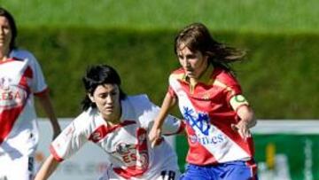 <b>LUCHA. </b>Vanesa, del Rayo, pelea un balón con Saray García.