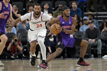 Los Angeles Clippers guard Norman Powell (24) defends Toronto Raptors guard Immanuel Quickley (5) 