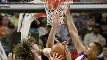 <b>NADA QUE HACER. </b>Diaw, francés de los Suns, retrocede ante Marc.