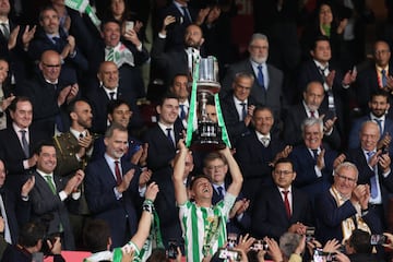 Joaquín lifts the Copa del Rey