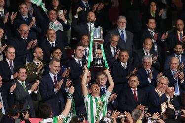 Joaquín lifts the Copa del Rey with Betis