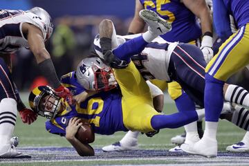 Dont'a Hightower fue una pesadilla para Jared Goff y no lo dejó respirar, en el segundo cuarto logró capturarlo.