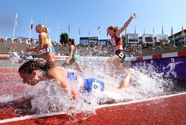 La atleta francesa Tanya Bouet, en primer término, se cae de forma aparatosa en el salto de agua durante la primera
ronda de los 3.000 metros obstáculos femeninos en el Campeonato Europeo de atletismo Sub-23. La competición, en la que toman parte 1.152 atletas de 40 federaciones, tiene lugar en el Estadio Fana de Bergen, Noruega, del 17 al 20 de julio.
