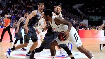 GRAF9037. MADRID, 27/04/2019.- El ala p&iacute;vot norteamericano del Real Madrid Trey Thompkins ante los jugadores del Caf&eacute;s Candelas Breog&aacute;n durante el partido de la trig&eacute;sima jornada de Liga que disputan en el Wizink Center de Madrid. EFE/Fernando Alvarado