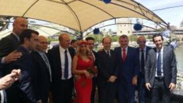 Los novios posan con los invitados de Betis y Sevilla