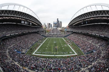La casa de los Seattle Seahawks y los Seattle Sounders es uno de los estadios más ruidosos en Estados Unidos, más cuando son partidos de la NFL. La forma del recinto es completamente diferente a las demás de la liga y, a pesar de no contar con techo y tener gradas separadas, los decibeles llegan a niveles poco agradables para los contrarios.